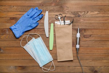 Ahşap arka planda manikür ekipmanları