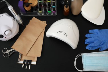 Koyu arkaplanda manikür ekipmanı