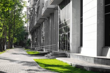 Şehirdeki modern gri bina manzarası