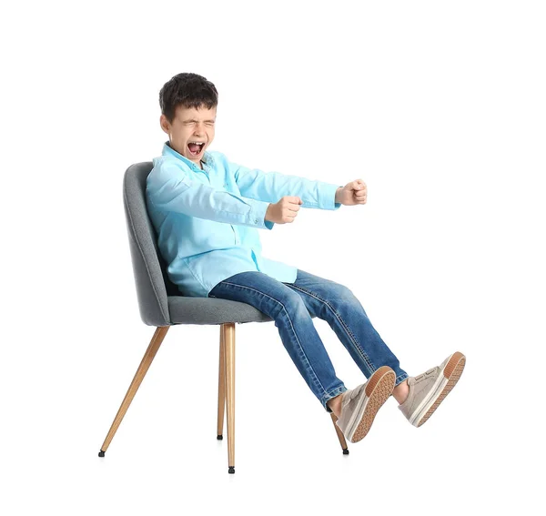 Beyaz Arka Planda Hayali Direksiyonlu Küçük Bir Çocuk Oturuyor — Stok fotoğraf