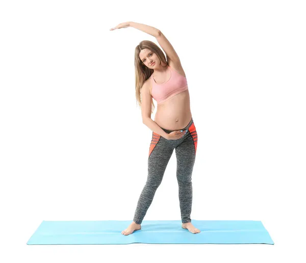 Genç Hamile Kadın Beyaz Arka Planda Yoga Yapıyor — Stok fotoğraf