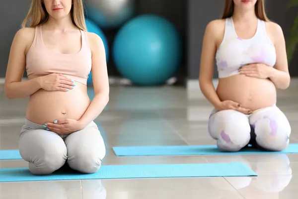 Mladé Těhotné Ženy Cvičí Jógu Tělocvičně Detailní Záběr — Stock fotografie