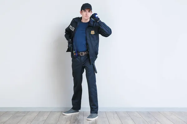 Νεαρός Αστυνομικός Φακό Κοντά Φωτεινό Τοίχο — Φωτογραφία Αρχείου