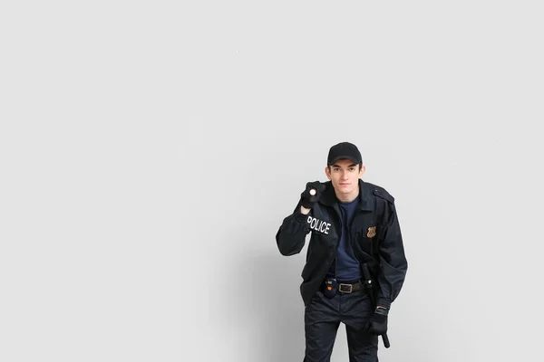 Jeune Policier Avec Lampe Poche Sur Fond Lumière — Photo