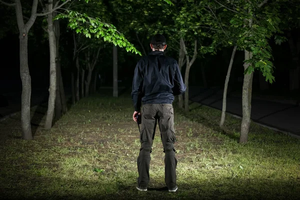 Guarda Segurança Masculino Com Lanterna Rádio Bidirecional Noite — Fotografia de Stock
