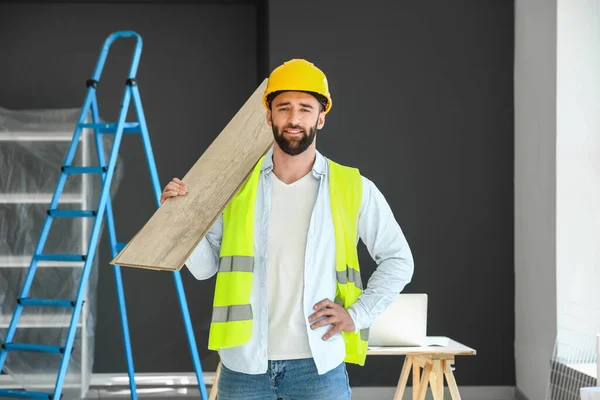 Constructor Masculino Con Tablones Madera Habitación —  Fotos de Stock