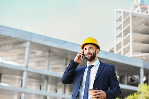 Ingeniero Industrial Con Taza Café Hablando Por Teléfono Móvil Aire —  Fotos de Stock