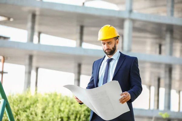 Βιομηχανικός Μηχανικός Hardhat Σχέδιο Σπιτιού Εξωτερικούς Χώρους — Φωτογραφία Αρχείου