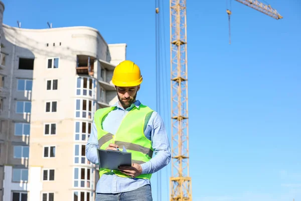 Trabajador Construcción Escribiendo Portapapeles Aire Libre —  Fotos de Stock