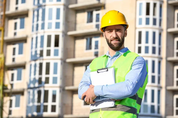 Construction Worker Clipboard Outdoors — Stock Photo, Image