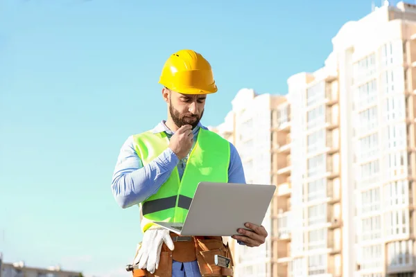 Thoughtful Construction Worker Using Laptop Outdoors — Stock Photo, Image