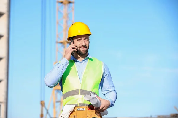 Trabalhador Construção Falando Por Telefone Móvel Livre — Fotografia de Stock