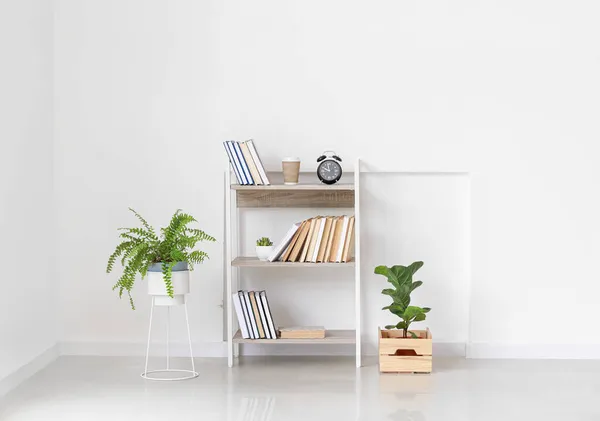 Bibliothèque Bois Avec Réveil Plantes Intérieur Près Mur Lumière — Photo