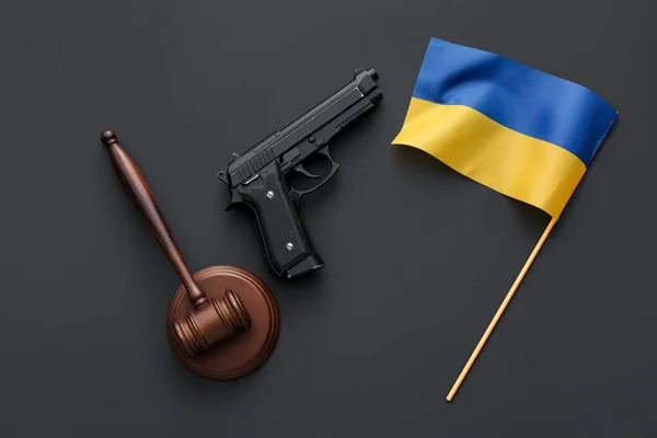 Martelletto Del Giudice Pistola Bandiera Dell Ucraina Sfondo Nero — Foto Stock