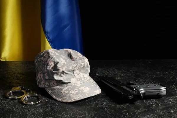 Silahlı Asker Şapkası Kelepçeli Siyah Arka Planda Ukrayna Bayrağı — Stok fotoğraf
