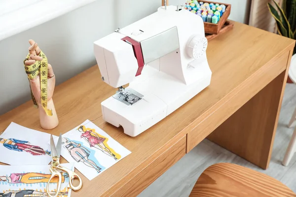 Moderne Nähmaschine Auf Holztisch Atelier — Stockfoto