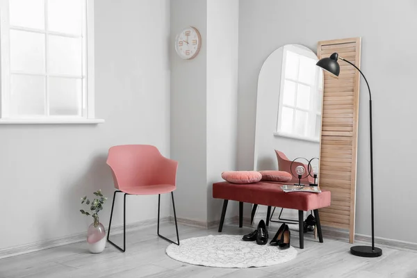 Interior Elegante Pasillo Con Espejo Grande Silla Rosa —  Fotos de Stock
