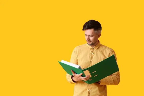 Man Dengan Folder Pada Latar Belakang Warna — Stok Foto