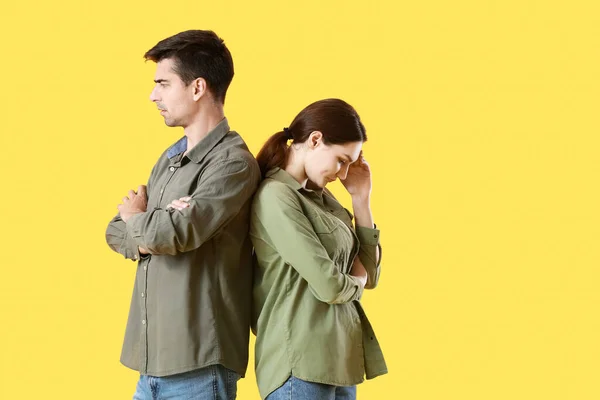 Quarreled Pareja Joven Sobre Fondo Amarillo — Foto de Stock