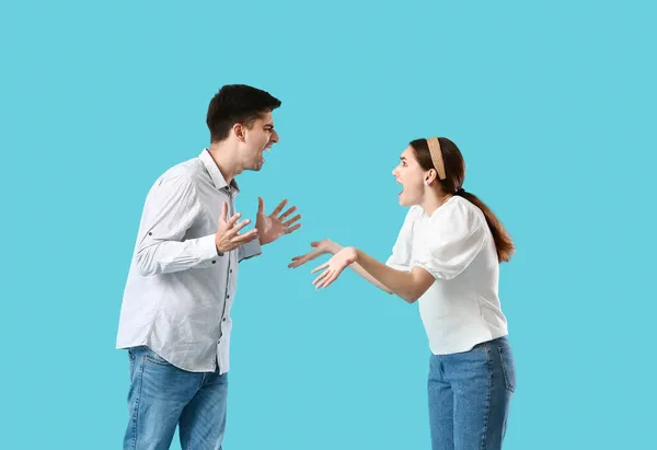 Jovem Casal Brigando Fundo Azul — Fotografia de Stock