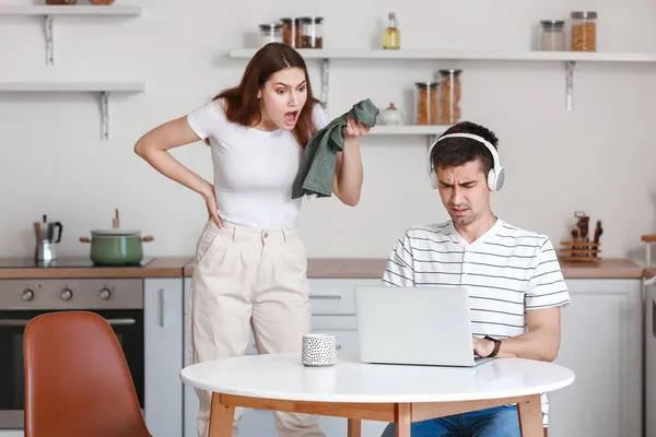 Mujer Joven Conmocionada Con Marido Cocina — Foto de Stock