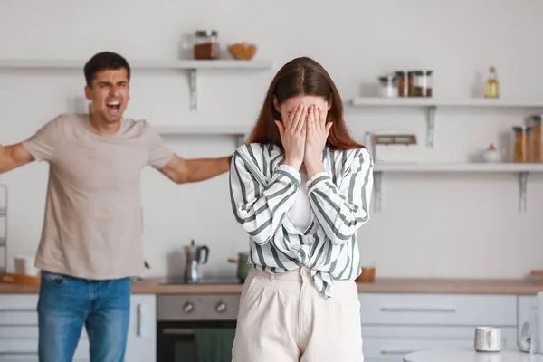 Mujer Joven Molesta Durante Las Peleas Con Marido Cocina — Foto de Stock