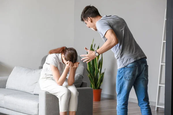 Joven Discutiendo Con Esposa Casa —  Fotos de Stock