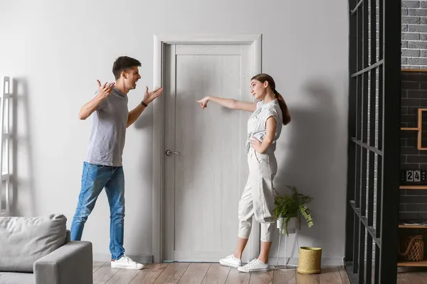 Angry Young Couple Quarreling Door Home — Stock Photo, Image