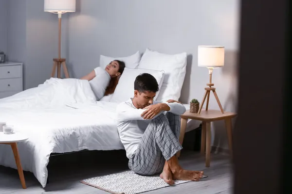 Upset Young Man Using Mobile Phone Quarrel His Wife Bedroom — Stock Photo, Image