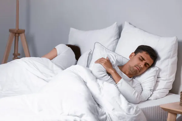 Sconvolto Giovane Uomo Sdraiato Letto Dopo Lite Con Moglie — Foto Stock