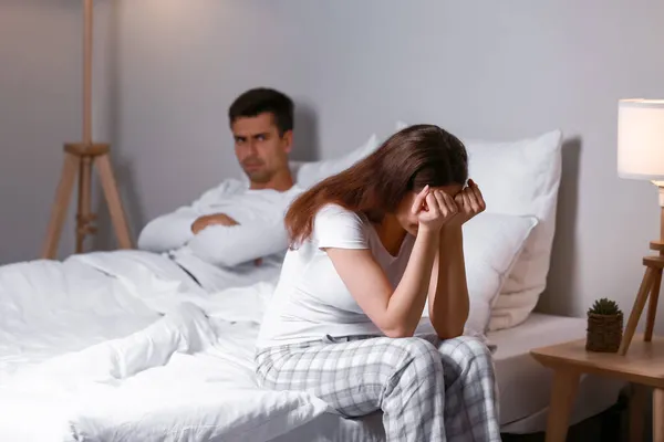 在卧室和丈夫争吵后 年轻女人很不高兴 — 图库照片