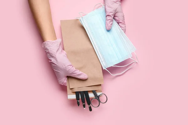 Manos Femeninas Sosteniendo Bolsa Papel Con Equipo Manicura Máscaras Médicas —  Fotos de Stock