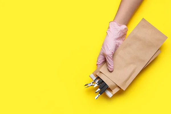 带黄底修指甲设备的女用手提包 — 图库照片