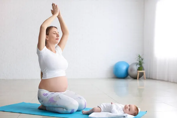 Mladá Těhotná Žena Cvičí Jógu Svým Malým Dítětem Tělocvičně — Stock fotografie