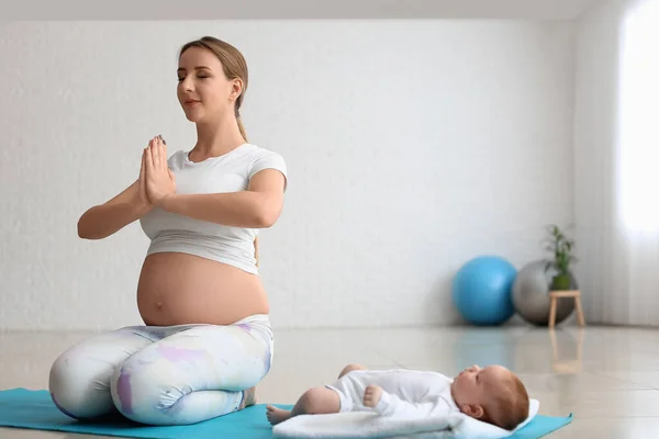 Mladá Těhotná Žena Medituje Svým Malým Dítětem Tělocvičně — Stock fotografie