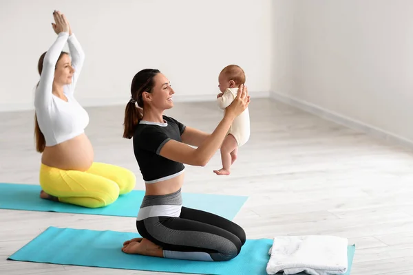 Mujer Embarazada Joven Haciendo Yoga Con Entrenador Pequeño Bebé Gimnasio —  Fotos de Stock