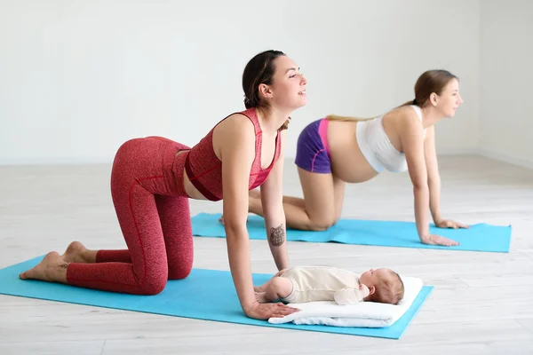 Female Trainer Practicing Yoga Little Baby Young Pregnant Woman Gym — Stock Photo, Image