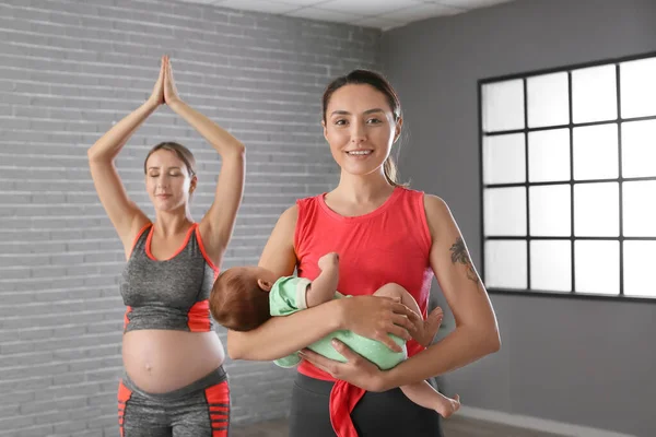 Young Pregnant Woman Doing Yoga Trainer Little Baby Gym — Stock Photo, Image