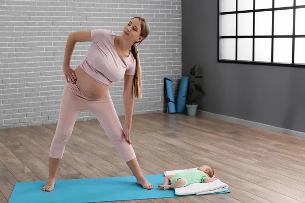 Mujer Embarazada Joven Haciendo Ejercicio Con Bebé Pequeño Gimnasio — Foto de Stock