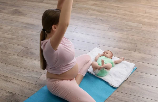 Mujer Embarazada Joven Con Bebé Meditando Gimnasio —  Fotos de Stock