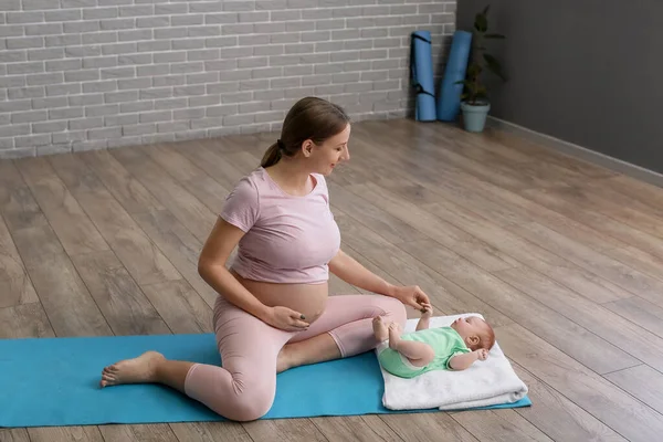 Ung Gravid Kvinna Med Liten Baby Träning Gym — Stockfoto