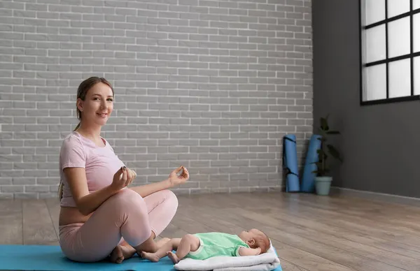 Ung Gravid Kvinna Med Litet Barn Mediterar Gymmet — Stockfoto