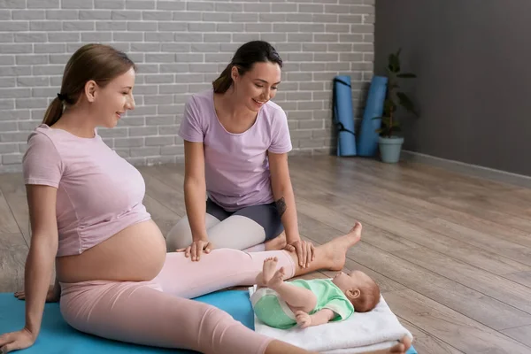 Mujer Embarazada Joven Haciendo Ejercicio Con Bebé Pequeño Entrenador Gimnasio —  Fotos de Stock