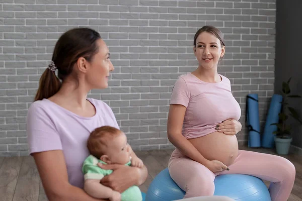 Treinador Feminino Praticando Ioga Com Bebê Pequeno Mulher Grávida Jovem — Fotografia de Stock