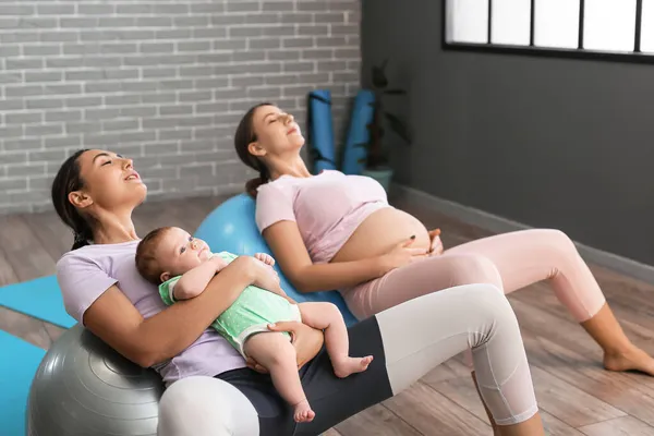 Entrenadora Femenina Practicando Yoga Con Bebé Pequeño Una Joven Embarazada —  Fotos de Stock