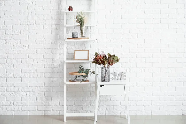 Σκάλα Διακόσμηση Και Αποξηραμένα Λουλούδια Βάζα Κοντά Λευκό Τοίχο Από — Φωτογραφία Αρχείου