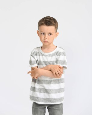 Hafif arka planda rahatsız edilmiş küçük bir çocuğun portresi