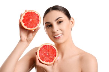 Beyaz arka planda dilimlenmiş greyfurtla güzel bir kadın.