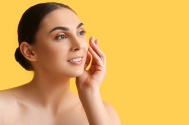 Güzel, gülümseyen bir kadın. Yüzü renk arkaplanda.