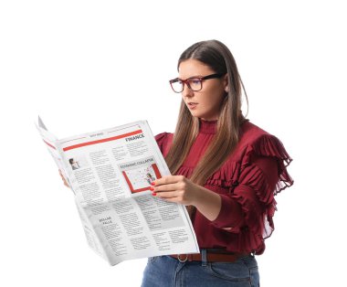 Gözlüklü güzel kadın beyaz arka planda gazete okuyor.